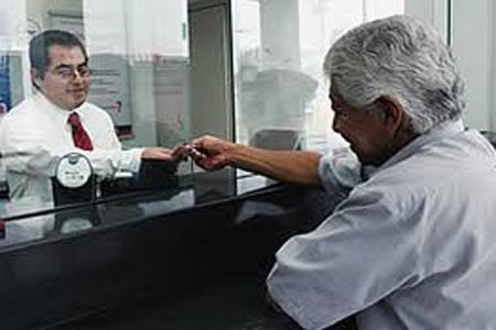Bancos deben prestar más y más barato: Hacienda