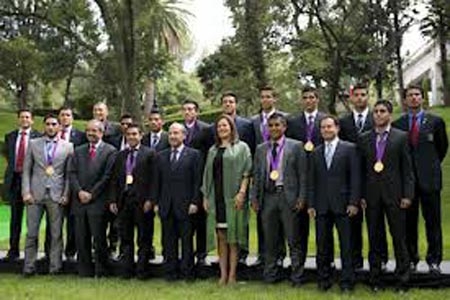 Calderón recibe a medallistas mexicanos en Los Pinos