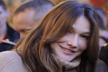 Carla Bruni, entre acusaciones de fraude