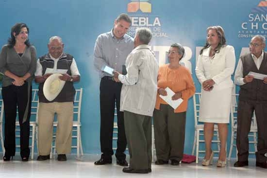 Adultos mayores de Puebla reciben subsidio de 500 pesos mensuales