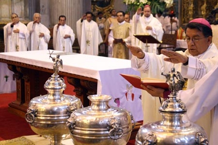 Misa Crismal en la catedral de Puebla