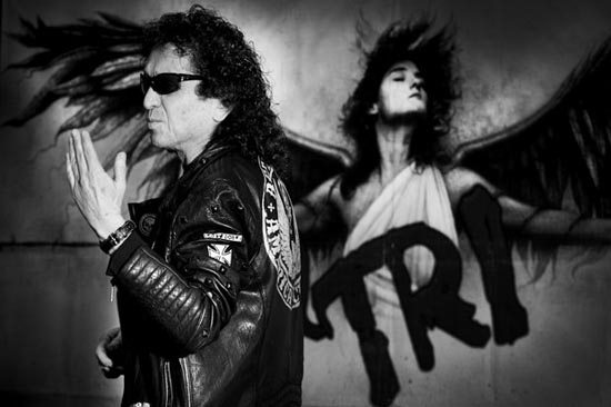 Alex Lora, de chavo fresa a rockero del pueblo