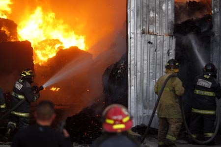Incendio consumió fábrica textil y reciclados en la colonia Francisco Villa