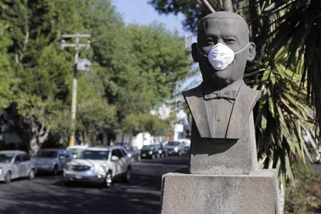 Estatuas en Puebla amanecen con cubrebocas
