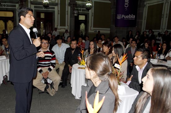 Eduardo Rivera sostuvo encuentro con jóvenes universitarios