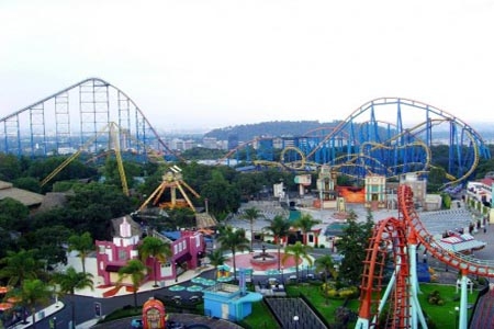 Investigan a Six Flags por negar acceso a personas con tatuajes “vulgares”
