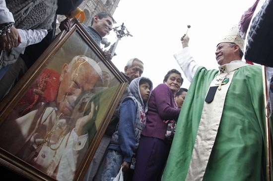 Al arzobispo de Puebla le da amnesia súbita