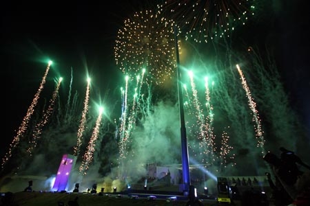 Espectáculo de fuegos artificiales en la zona de Los Fuertes