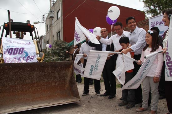 Eduardo Rivera inicia pavimentación de calles en Universidades y Totimehuacán