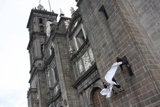 INAH y ayuntamiento avalan que actores de EU practiquen rapel en catedral de Puebla