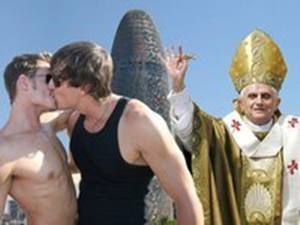 Gays preparan beso frente al Papa en España