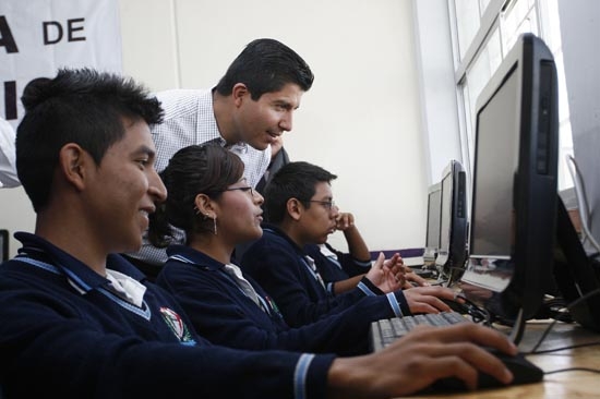 Edil de Puebla y UNETE entregan dos aulas de medios a bachilleratos