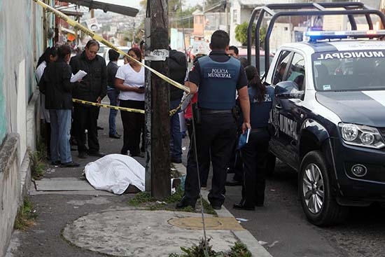Muere sexagenario de infarto en la vía pública