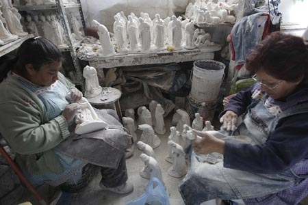 Elaboración de nacimientos por artesanos de Amozoc