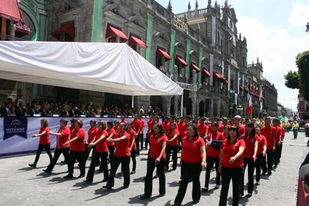 Desfile por el CII Aniversario de la Independencia de México en las calles de Puebla