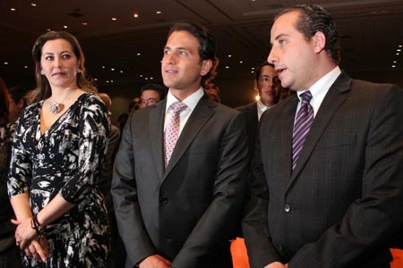 Gali López rinde informe de labores en medio de pasarela política