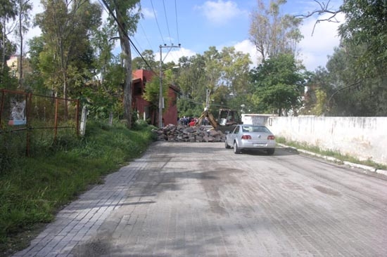 Vecinos de La Calera bloquean calles con piedras para frenar a la delincuencia