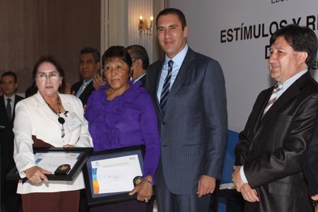RMV entregó estímulos a docentes por trayectoria educativa