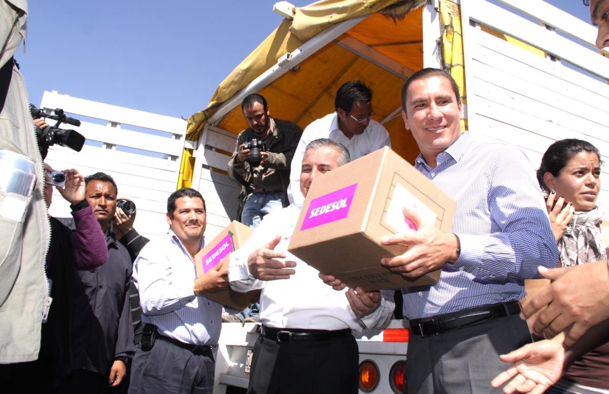 Moreno Valle y su esposa entregan ayuda a los damnificados de Texmelucan