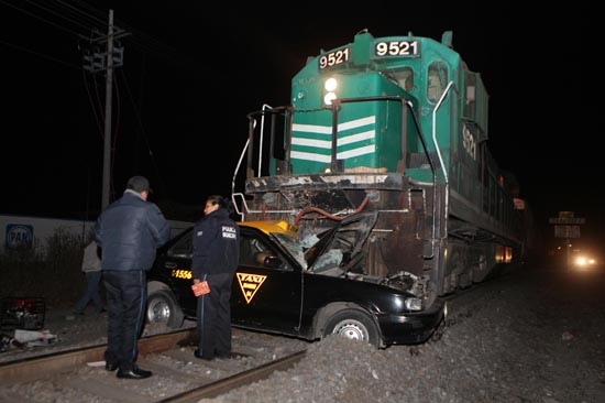 Muere taxista al tratar de ganar el paso al tren en Calzada Zaragoza