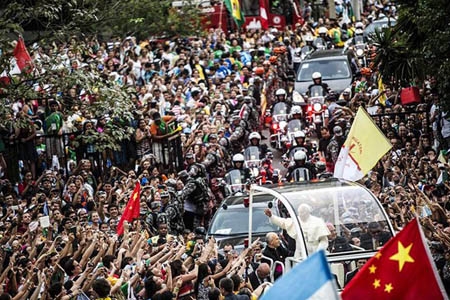 Francisco en Brasil: “No traigo oro, ni plata, sino algo más valioso: a Cristo”