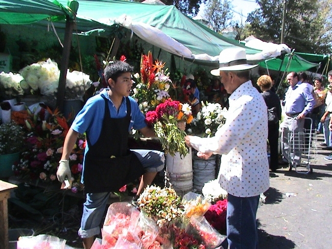 Todos Santos: flores van de los 10 a los 350 pesos por ramo