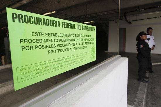 Profeco pone sellos de clausura en el estacionamiento de la Feria de Puebla 2013