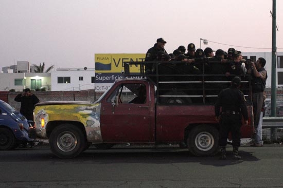 Gobierno promete no despedir a los 200 policías que hicieron el paro