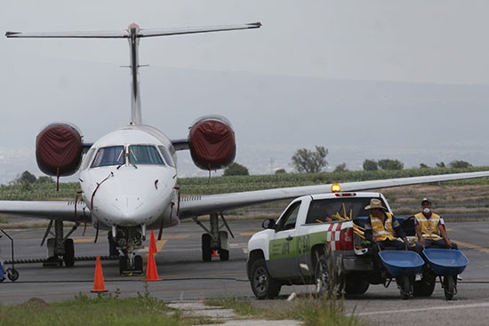Tras caída de ceniza, reanudan operaciones en aeropuerto de Puebla