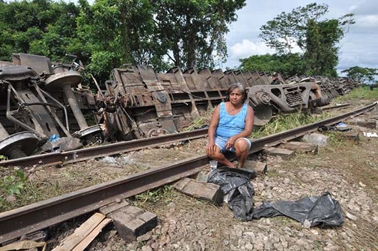 “La Bestia” descarriló porque se robaron parte de las vías
