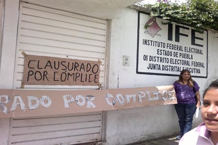 #YoSoy132 clausura el IFE en Huauchinango
