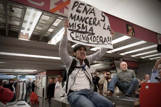 Organizan protesta sin pantalones en el metro del DF