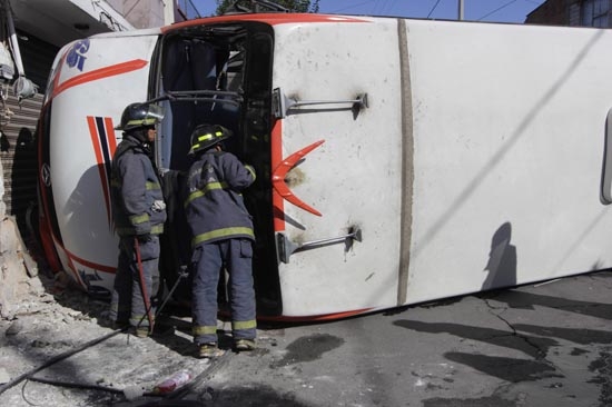 Camión del transporte público volcó en la colonia Santa María, diez lesionados