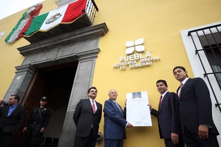 Inicia mes patrio en Puebla con colación de pendones