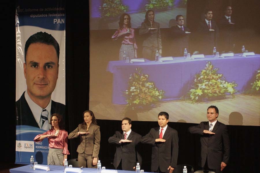 Moreno Valle planta a diputados federales; su esposa fija postura política