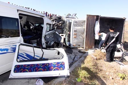 Un hombre muerto y 20 lesionados al impactarse camión de carga y combi en Tecali