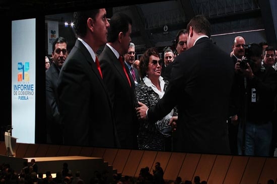 Elba Esther en primera fila y a la derecha de RMV en su primer informe
