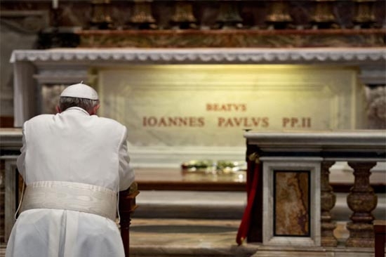 Papa Francisco visitó sepulcro de Juan Pablo II
