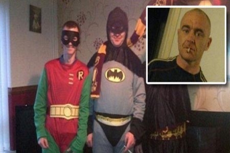 Batman británico reveló su identidad, es vendedor de comida china