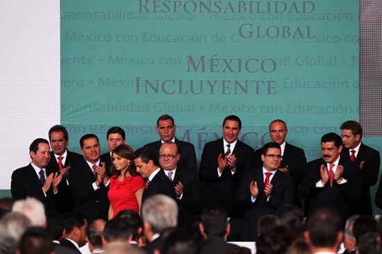 Gobernador de Puebla asiste a presentación del Plan Nacional de Desarrollo