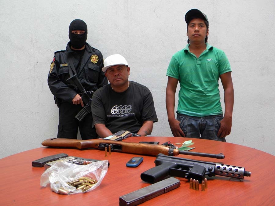 Policía Estatal detuvo a dos personas con armas de alto calibre y un auto robado
