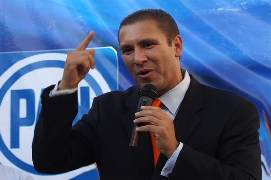 Cierran calle para que RVM refrendara su militancia en el PAN