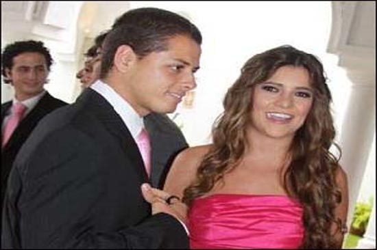 Chicharito, se disputan su amor en Facebook