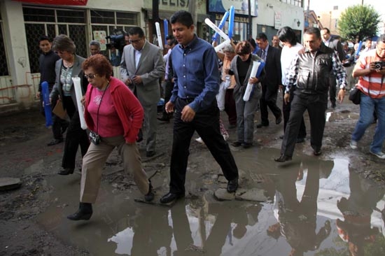Eduardo Rivera inicia pavimentación de calles laterales del bulevar San Felipe