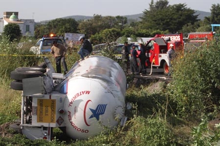 Volcó pipa con gas en la carretera Atlixco-Izúcar