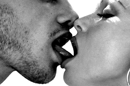 El beso: De forma de alimentación a muestra de cariño