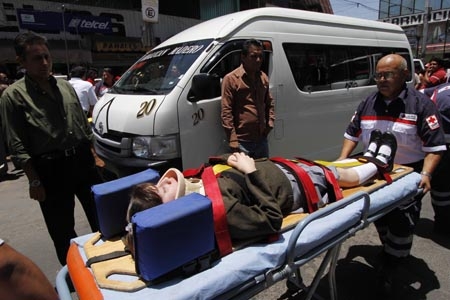 Combi colisiona en Xonaca, seis personas resultaron lesionadas