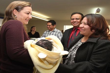 Martha Erika Alonso entregó 41 niños en adopción en 2011; certificará el proceso en 2012