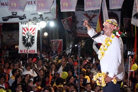 AMLO promete reinstalar en sus plazas a miembros del SME