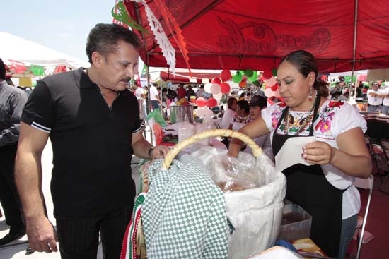 Enrique Agüera festeja por adelantado con estudiantes fiestas patrias